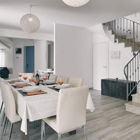 Villa Dennis In With Sea View And Private Pool Only 300 Meters From The Beach Medulin