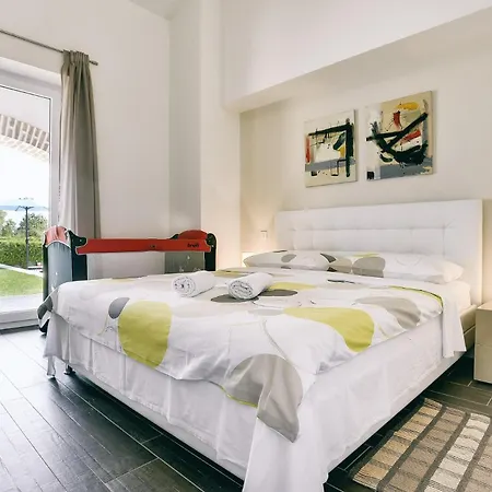 Dennis In With Sea View And Private Pool Only 300 Meters From The Beach Medulin