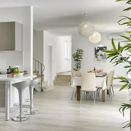 Dennis In With Sea View And Private Pool Only 300 Meters From The Beach Medulin