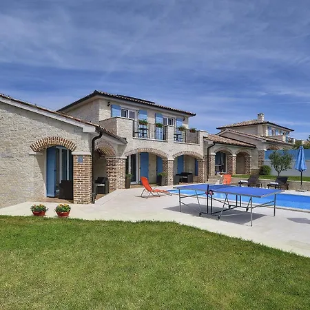 Dennis In With Sea View And Private Pool Only 300 Meters From The Beach Medulin