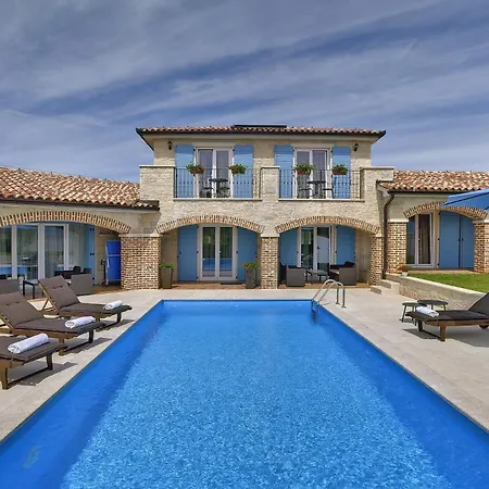 Dennis In With Sea View And Private Pool Only 300 Meters From The Beach *